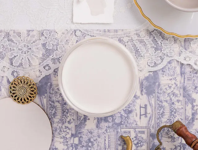 Dixie Belle Silk Chantilly vopsea minerală 473 ml alb crem